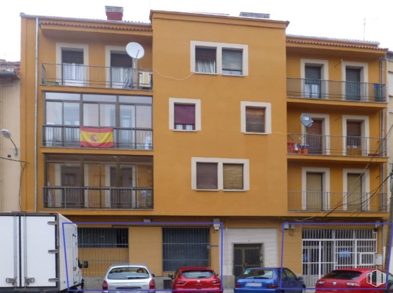 Retail for sale at Plaza Carrasco, Segovia, 40005 with car, window, building, property, wheel, vehicle, tire, yellow, urban design and automotive parking light around