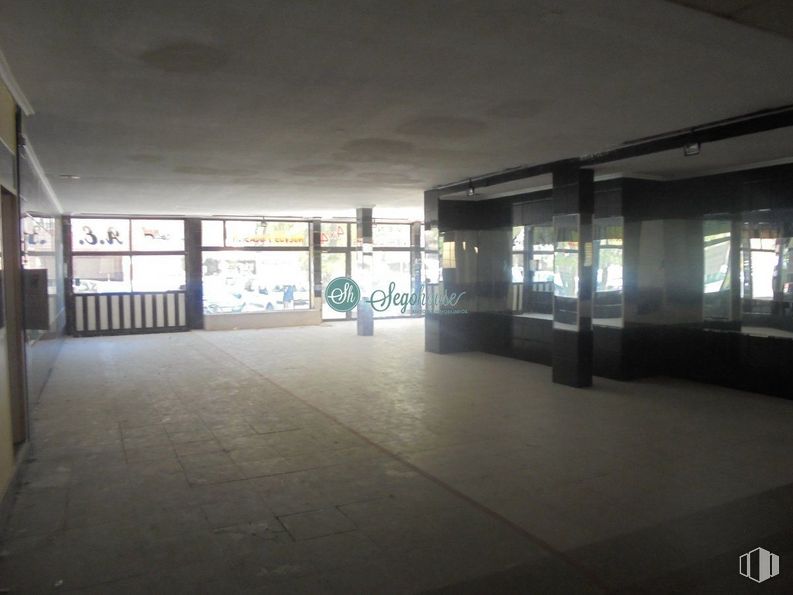 Retail for sale at Zona Obispo Quesada, Segovia, 40006 with fixture, floor, flooring, ceiling, building, city, glass, window, hall and parking around