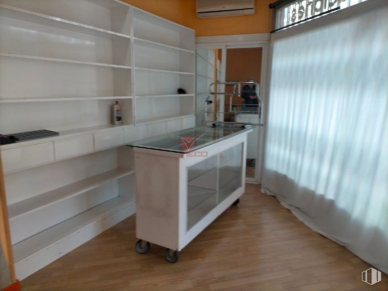 Retail for rent at Avenida Reyes Católicos, Cuenca, 16003 with cabinetry, property, wood, building, interior design, floor, flooring, shelving, hardwood and fixture around