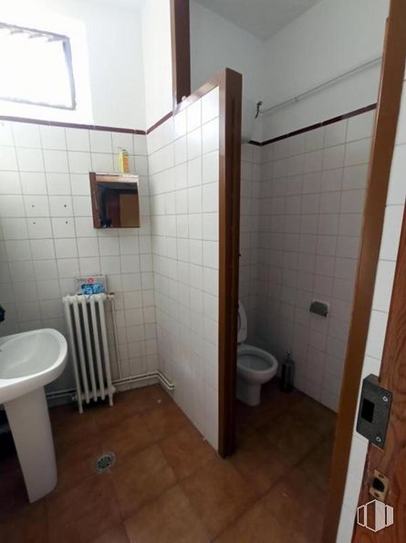 Office for rent at Carretera Capuchinos, Toledo, 45001 with toilet, sink, property, plumbing fixture, building, bathroom, fixture, purple, flooring and floor around