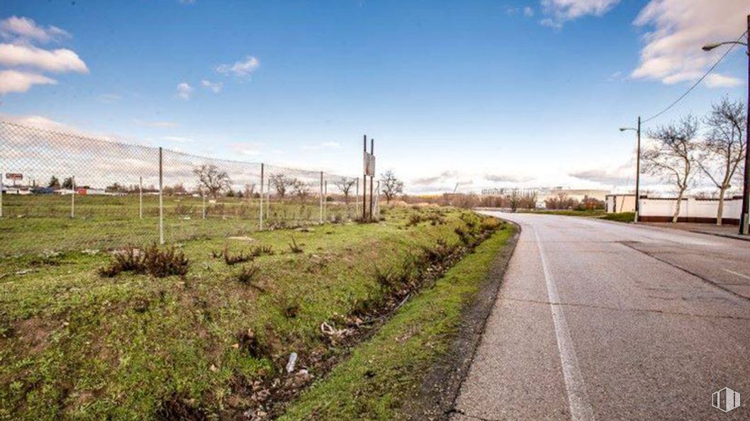 Land for sale at Avenida Aragón - Parcela T.3.5.402, 14, San Blas - Canillejas, Madrid, 28022 with street light, plant, cloud, sky, natural landscape, land lot, road surface, tree, asphalt and grass around