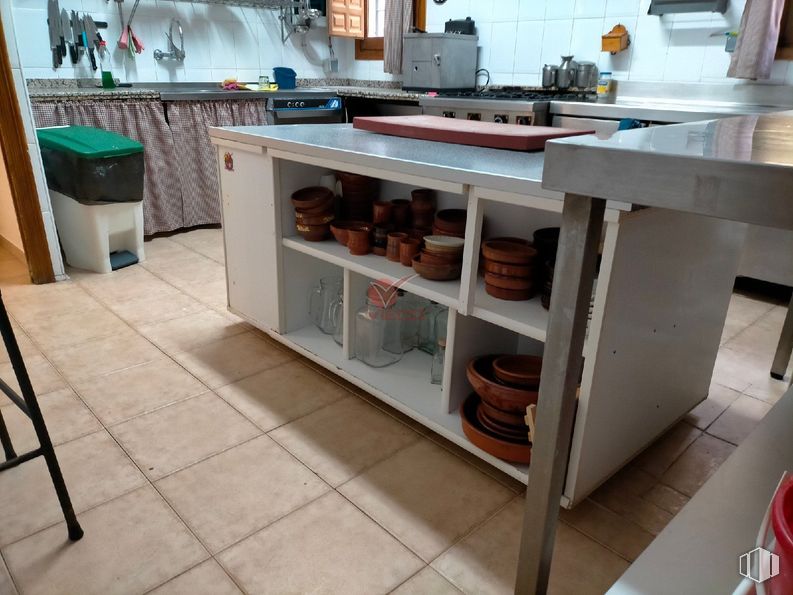 Local en venta en Centro, Huete, Cuenca, 16540 con mueble, cocina, encimera, estantería, aparato de cocina, estante, tinte para madera, diseño, contrachapado y ebanistería alrededor