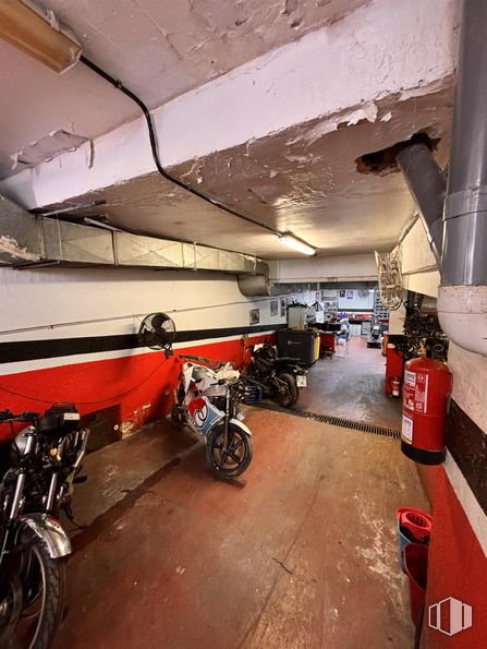 Industrial for sale at Calle Alejandro Morán, 20, Carabanchel, Madrid, 28025 with tire, wheel, motorcycle, automotive design, automotive lighting, vehicle, floor, flooring, automotive tire and motor vehicle around