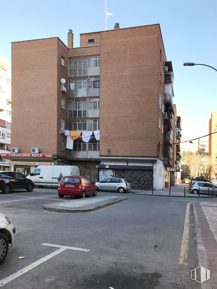 Retail for rent at Calle Zamora, 14, Fuenlabrada, Madrid, 28941 with car, building, wheel, sky, street light, vehicle, tire, window, infrastructure and road surface around