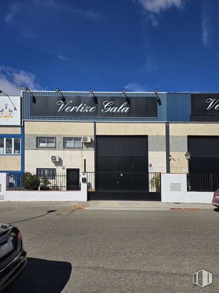 Nave en alquiler en Zona industrial, Yuncos, Toledo, 45210 con coche, cielo, luz de estacionamiento, nube, edificio, asfalto, neumático de automoción, ventana, iluminación del automóvil y superficie de la carretera alrededor