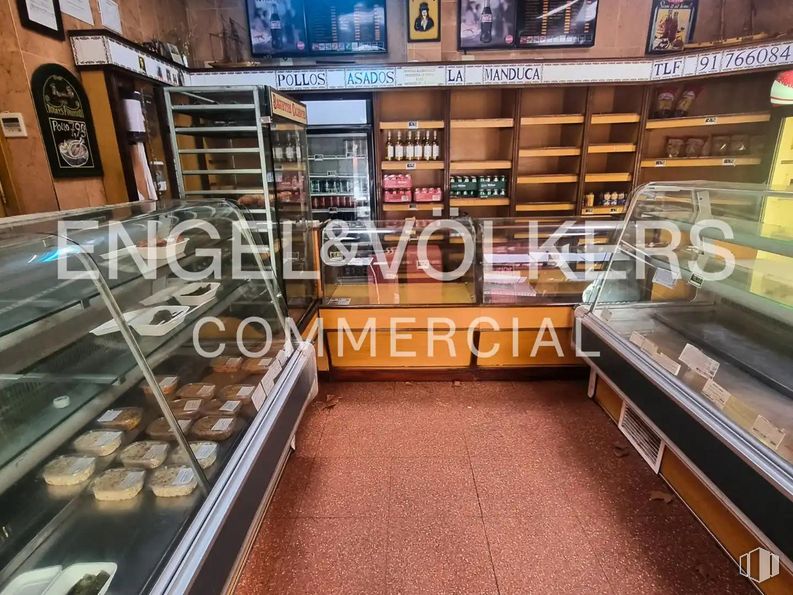 Retail for sale at Calle Querol, Ciudad Lineal, Madrid, 28033 with shelf, wood, interior design, shelving, retail, flooring, building, room, grocery store and delicacy around