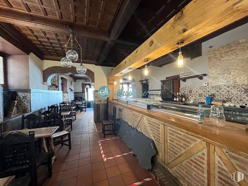 Retail for sale at Calle Cronista Lecea, Segovia, 40001 with lighting, light fixture, table, furniture, barware, cabinetry, wood, real estate, flooring and building around