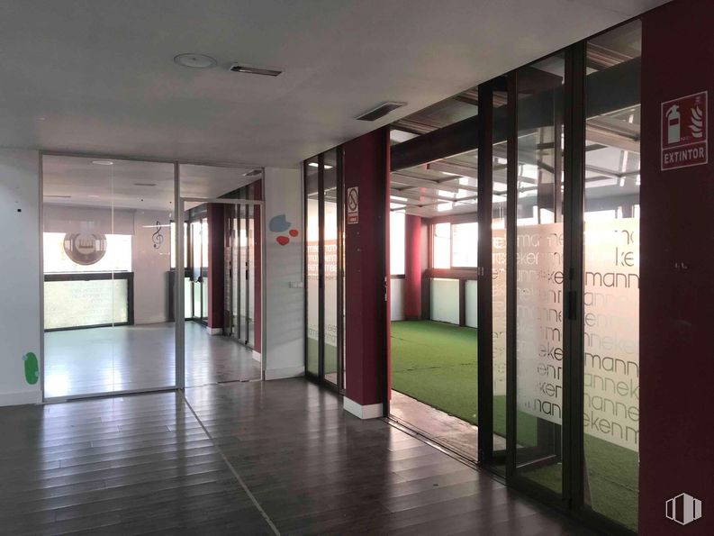 Local en alquiler en Zona Arroyo de la Vega, Alcobendas, Madrid, 28108 con accesorio, arquitectura, suelos, suelo, hall, vidrio, techo, espacio, evento y edificio alrededor