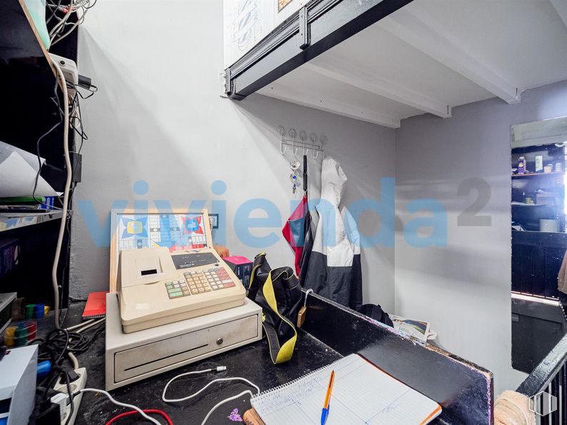 Local en venta en Calle Hermanos Machado, Ciudad Lineal, Madrid, 28017 con equipaje y bolsos, diseño automovilístico, equipo de audio, ingeniería, gadget, cableado eléctrico, dispositivo electrónico, máquina, tecnología y entretenimiento alrededor