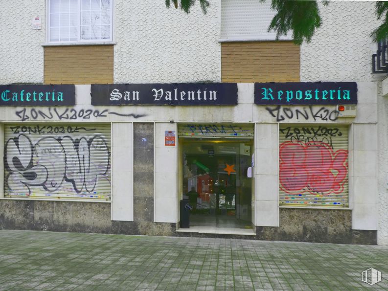 Retail for rent at Calle Los Yébenes, 84, La Latina, Madrid, 28047 with window, door, fixture, building, font, facade, art, city, tints and shades and tree around