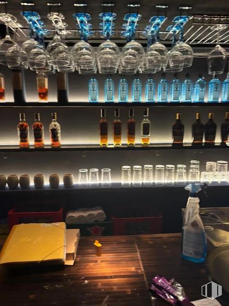 Retail for rent at Calle Bolivia, Chamartín, Madrid, 28016 with bottle, alcoholic drink, glass bottle, liquid, shelf, shelving, liquor, drinkware, bar and drinking establishment around