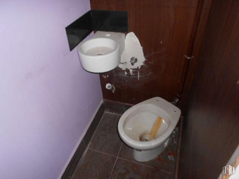 Retail for sale at Calle Virgen de Covadonga, Ávila, 05005 with toilet, brown, plumbing fixture, bathroom sink, toilet seat, bathroom, purple, wood, plumbing and floor around