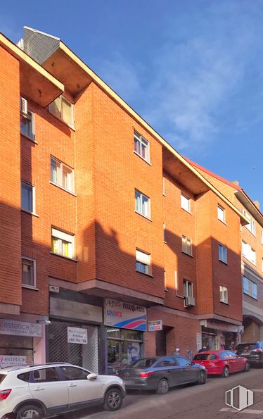 Retail for sale & for rent at Cuesta San Francisco, 15, Las Rozas de Madrid, Madrid, 28230 with car, building, wheel, tire, sky, window, vehicle, cloud, urban design and automotive exterior around