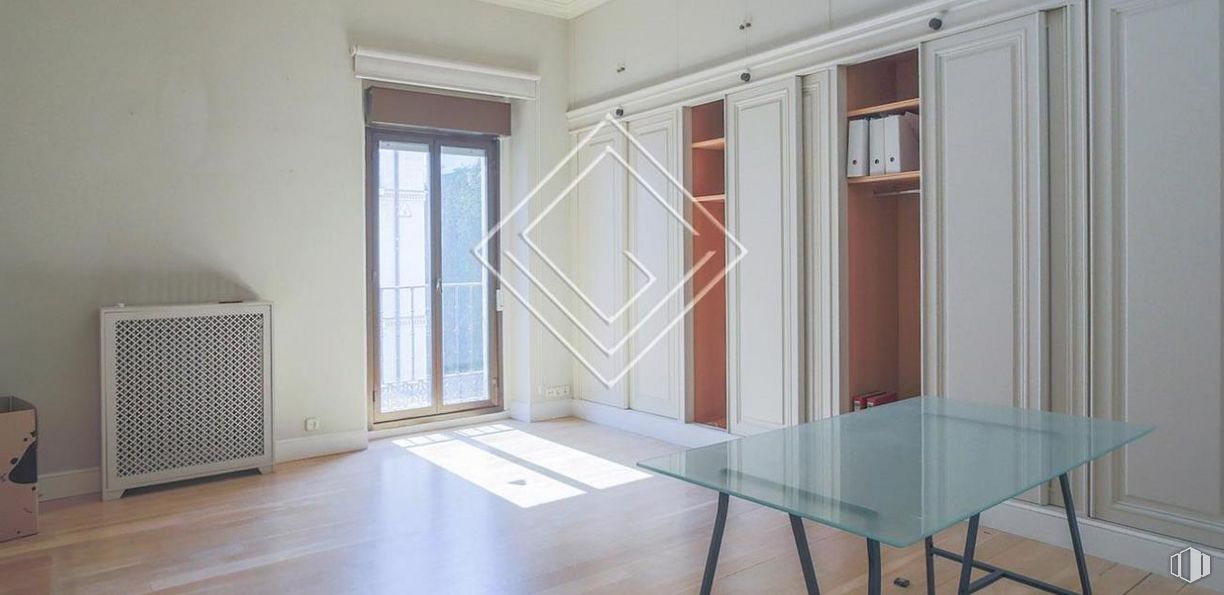 Oficina en alquiler y venta en Calle Serrano, Salamanca, Madrid, 28001 con puerta, mesa, propiedad, ventana, accesorio, madera, edificio, sombra, interiorismo y tinte para madera alrededor