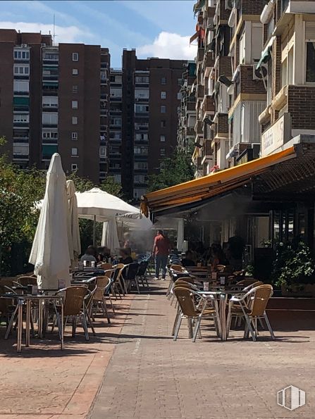 Local en alquiler y venta en Zona Moratalaz, Moratalaz, Madrid, 28030 con silla, mesa, edificio, paraguas, mueble, nube, tienda, cielo, sombra y muebles de exterior alrededor