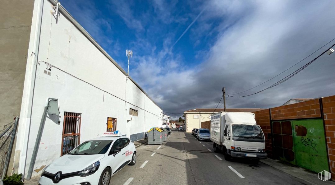 Retail for rent at Avenida San Martín, San Martín de la Vega, Madrid, 28330 with car, truck, cloud, land vehicle, sky, vehicle, wheel, tire, motor vehicle and building around