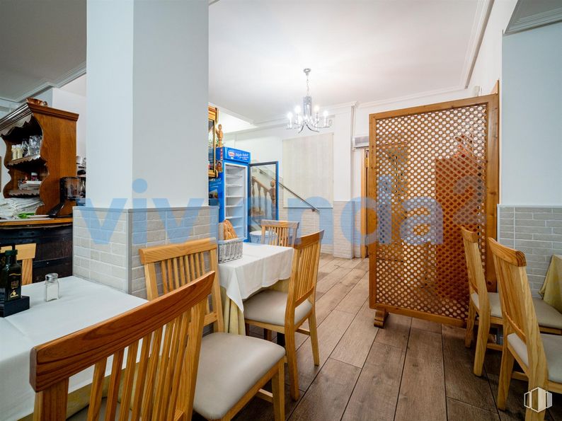 Local en venta en Calle Pedro Heredia, Salamanca, Madrid, 28028 con silla, lámpara, alumbrado, candelabro, mesa, mueble, puerta, mesa de cocina y comedor, madera y suelo alrededor