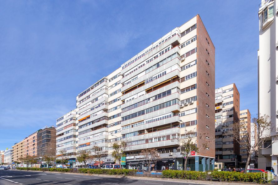 Oficina en alquiler en Calle Raimundo Fernández Villaverde, 49, Tetuán, Madrid, 28003 con edificio, cielo, propiedad, bloque de torres, nube, condominio, diseño urbano, barrio, zona residencial y edificio comercial alrededor