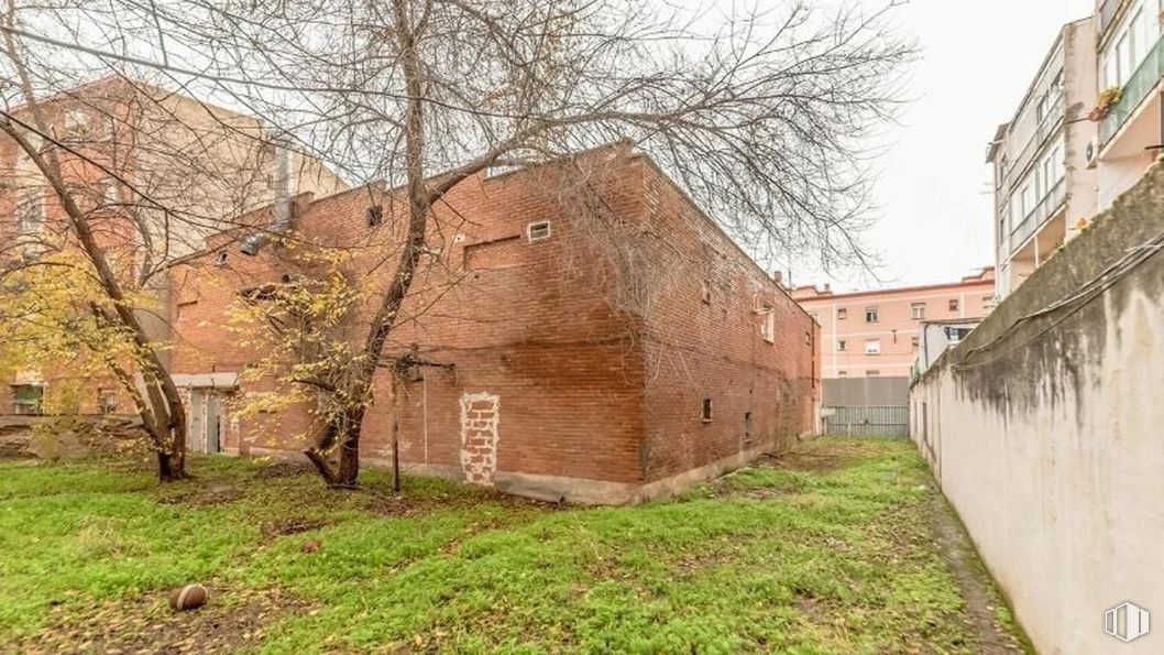 Retail for sale at Calle Ancha, 27, Aranjuez, Madrid, 28300 with house, window, plant, sky, building, tree, brickwork, wood, land lot and brick around