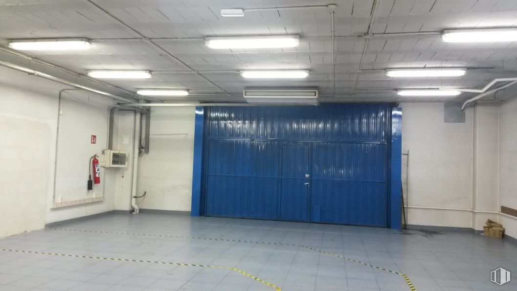 Industrial for rent at Calle Gamonal, Villa de Vallecas, Madrid, 28031 with wardrobe, lighting, building, door, floor, fixture, flooring, gas, ceiling and electric blue around