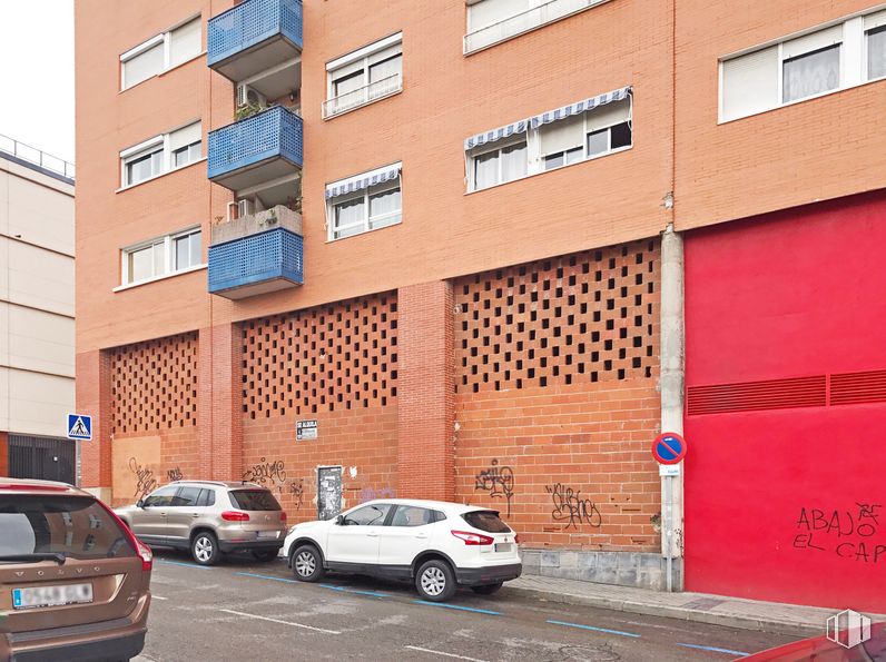 Retail for rent at Avenida Asturias, 34, Tetuán, Madrid, 28035 with car, window, building, automotive parking light, tire, wheel, property, vehicle, vehicle registration plate and infrastructure around