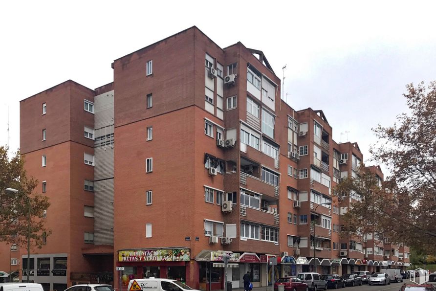 Local en venta en Calle Tribaldos, Hortaleza, Madrid, 28043 con edificio, cielo, coche, rueda, neumático, ventana, árbol, planta, vehículo y bloque de pisos alrededor