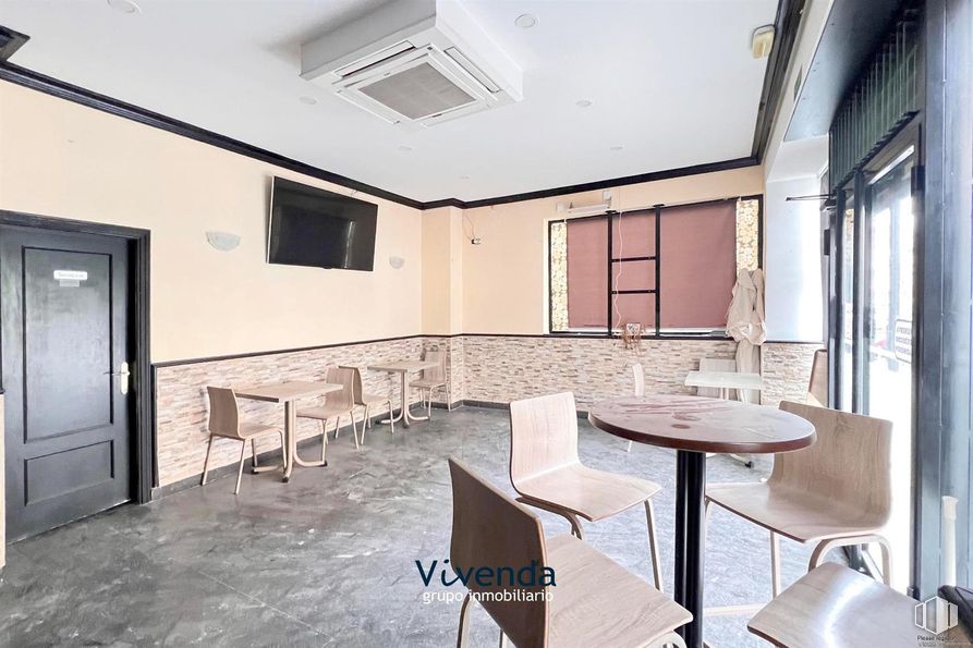 Retail for sale at Zona Suroeste, Móstoles, Madrid, 28934 with door, chair, table, flooring, floor, furniture, ceiling, restaurant, glass and kitchen & dining room table around