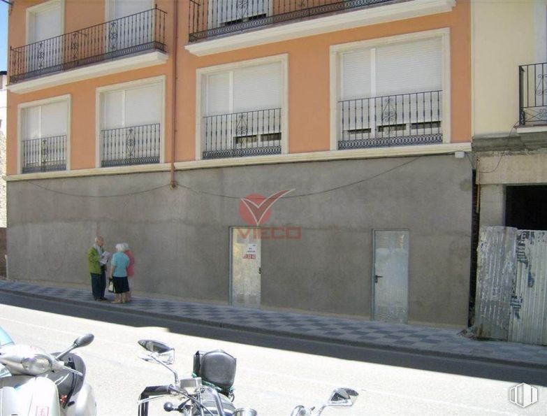 Local en alquiler en Zona Calderón de la Barca, Cuenca, 16001 con ventana, persona, motocicleta, edificio, diseño urbano, barrio, pared, fachada, bienes raíces y manillar bicicleta alrededor