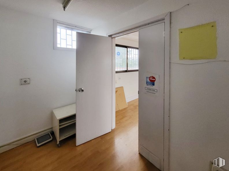 Oficina en alquiler en Calle Tierra de Barros, 2, Coslada, Madrid, 28820 con ventana, armario, mesa, propiedad, accesorio, interiorismo, madera, puerta, suelos y suelo alrededor