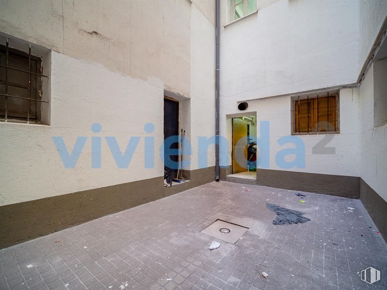 Local en venta en Calle Virgen de Nuria, Ciudad Lineal, Madrid, 28027 con ventana, edificio, suelos, madera, suelo, arte, fachada, superficie de la carretera, diseño urbano y vidrio alrededor