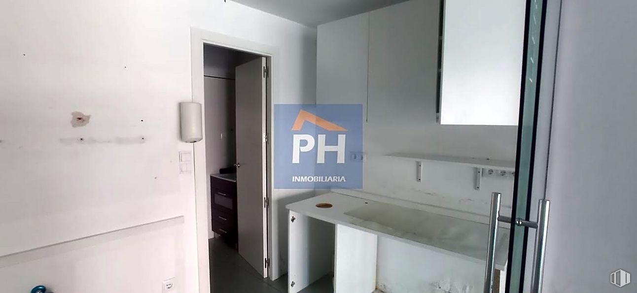 Local en alquiler y venta en Calle Extremadura, Fuenlabrada, Madrid, 28944 con edificio, accesorio, suelo, puerta, suelos, techo, vidrio, exterior del automóvil, máquina y aluminio alrededor