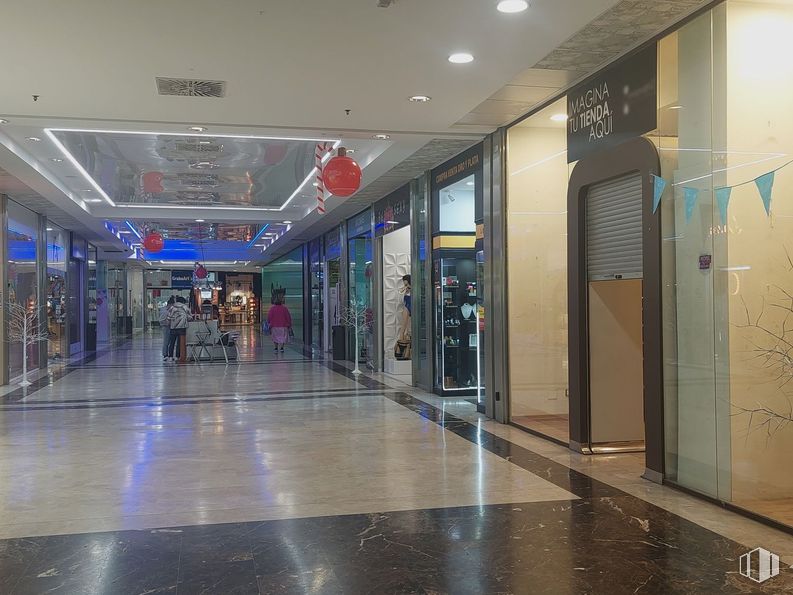 Retail for rent at C.C. Alcalá Norte, Calle Alcalá, 414, Ciudad Lineal, Madrid, 28027 with person, door, floor, flooring, lighting, ceiling, interior design, glass, commercial building and retail around