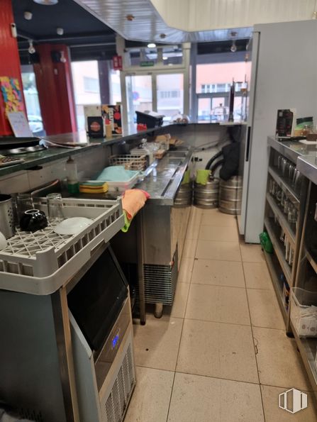 Retail for rent at Calle Madroños, 2, Collado Villalba, Madrid, 28400 with countertop, restaurant, food, fast food restaurant, kitchen, kitchen appliance, aluminium, cleanliness, retail and fast food around