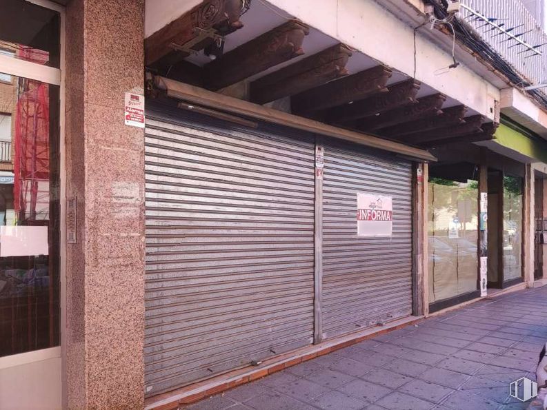 Retail for sale at Zona Palomarejos, Toledo, 45005 with wood, brickwork, shade, brick, neighbourhood, building, real estate, facade, composite material and road surface around