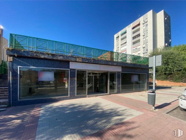 Local en venta en Casco urbano, Fuenlabrada, Madrid, 28945 con edificio, cielo, propiedad, ventana, arquitectura, sombra, diseño urbano, planta, asfalto y edificio comercial alrededor