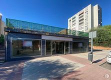 Retail for sale at Casco urbano, Fuenlabrada, Madrid, 28945 with building, sky, property, window, architecture, shade, urban design, plant, asphalt and commercial building around