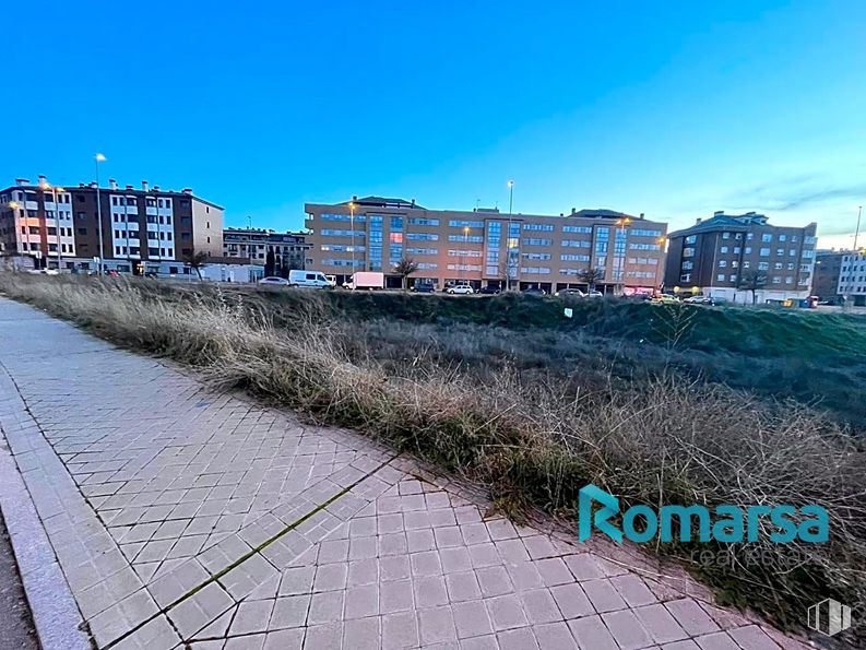 Land for sale at Avenida Derechos Humanos, Ávila, 05003 with building, sky, plant, street light, urban design, cloud, residential area, city, house and grass around