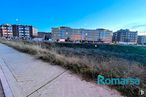 Land for sale at Avenida Derechos Humanos, Ávila, 05003 with building, sky, plant, street light, urban design, cloud, residential area, city, house and grass around