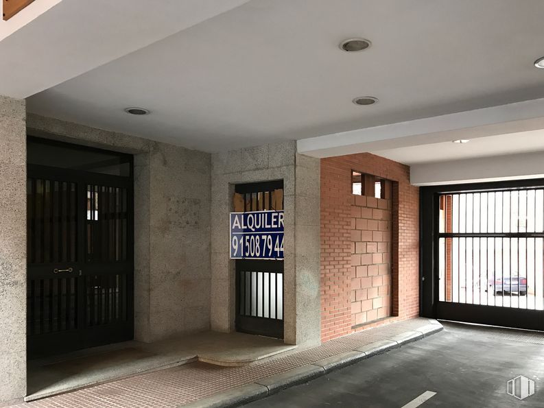 Retail for rent at Calle General Palanca, 24, Arganzuela, Madrid, 28045 with property, light, fixture, building, lighting, wood, interior design, door, hall and floor around