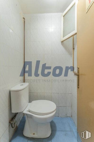 Local en venta en Calle Melchor Cano, Moncloa - Aravaca, Madrid, 28008 con inodoro, propiedad, accesorios de fontanería, asiento del inodoro, cuarto de baño, morado, accesorio, edificio, interiorismo y suelo alrededor