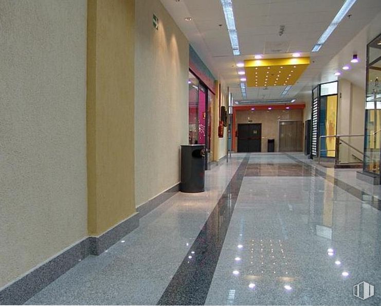 Retail for sale at C. C. Cubas Plaza, Avenida Acacias, 1, Cubas de la Sagra, Madrid, 28978 with waste container, building, tile flooring, hall, interior design, flooring, floor, wall, door and fixture around