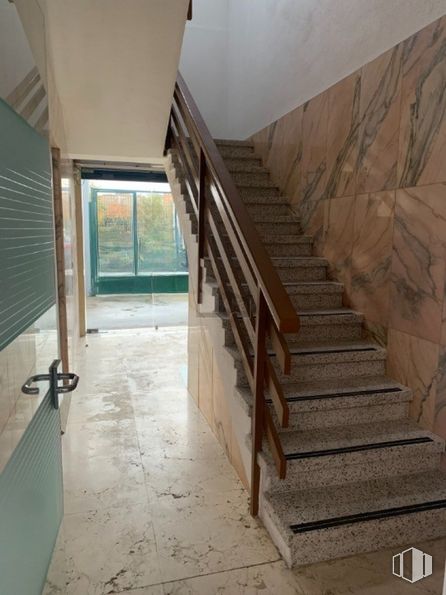 Nave en venta en Polígono Industrial Nuestra Señora de Butarque, Leganés, Madrid, 28914 con escaleras, madera, accesorio, interiorismo, suelos, suelo, edificio, pared, material compuesto y madera dura alrededor