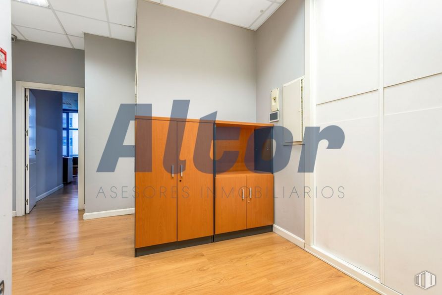 Oficina en venta en Calle Arroyo Bueno, Villaverde, Madrid, 28021 con edificio, accesorio, madera, interiorismo, arquitectura, suelos, suelo, pared, exterior del automóvil y vidrio alrededor