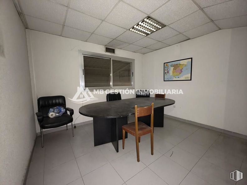 Nave en venta en Camino viejo de Getafe, Fuenlabrada, Madrid, 28946 con silla, alumbrado, mesa, mueble, edificio, interiorismo, suelos, suelo, escritorio y pared alrededor