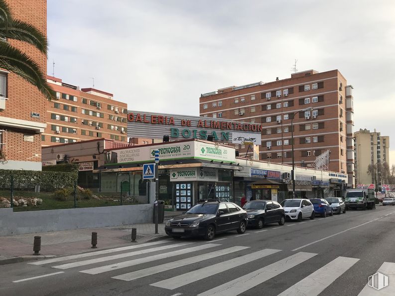 Retail for rent at Zona Aluche, La Latina, Madrid, 28047 with car, building, sky, cloud, window, vehicle, infrastructure, road surface, urban design and plant around