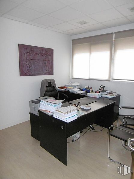 Office for sale at Zona Azucaica - Santa María de Benquerancia, Toledo, 45007 with desk, window, clothing, picture frame, chair, furniture, table, property, building, interior design, wood, computer desk, shelving and flooring around