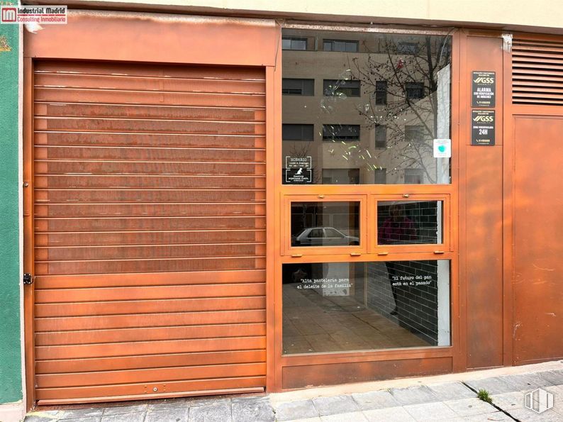 Local en alquiler y venta en Avenida Atenas, Arganda del Rey, Madrid, 28500 con persiana de la ventana, edificio, accesorio, puerta, madera, ventana, casa, rectángulo, fachada y gas alrededor