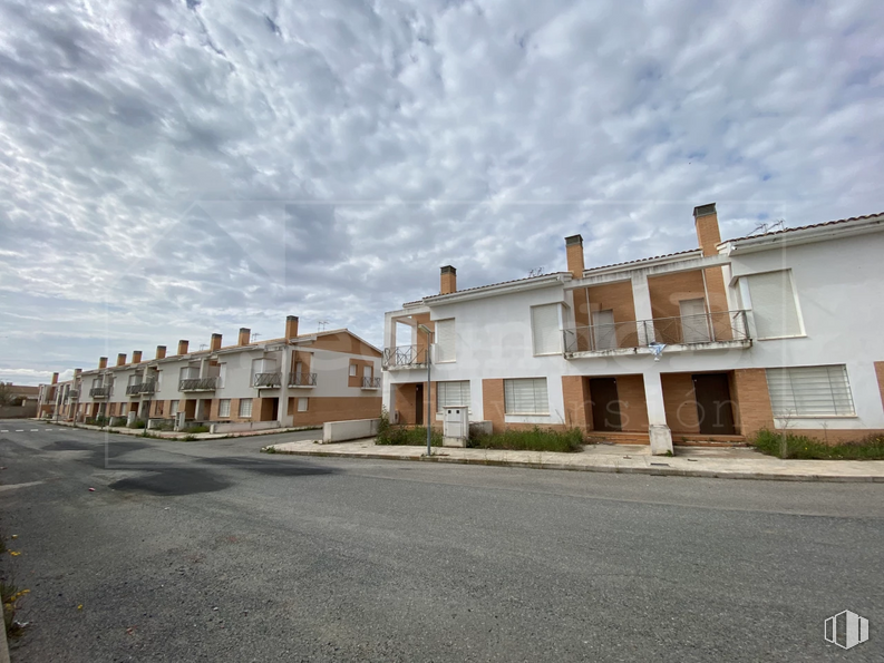 Land for sale at Casco urbano, Mascaraque, Toledo, 45430 with house, window, cloud, sky, building, plant, asphalt, road surface, land lot and urban design around