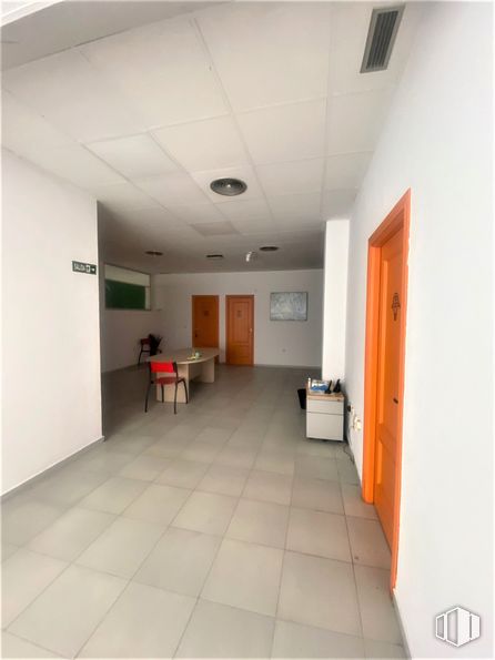 Office for sale & for rent at Polígono Aída, Azuqueca de Henares, Guadalajara, 19200 with table, door, fixture, interior design, flooring, chair, floor, hall, ceiling and building around