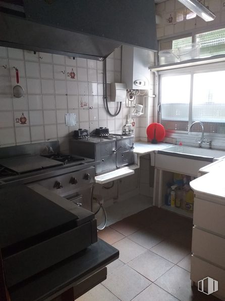 Local en venta en Plaza Coronación, 13, Pozuelo de Alarcón, Madrid, 28223 con edificio, fregadero, ventana, ebanistería, encimera, grifo, diseño de interiores, cocina, fregadero de cocina y gris alrededor